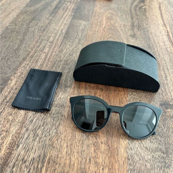 (Last call) EUC Prada PR 02XS HERITAGE Sunglasses with case and box - Picture 6 of 15